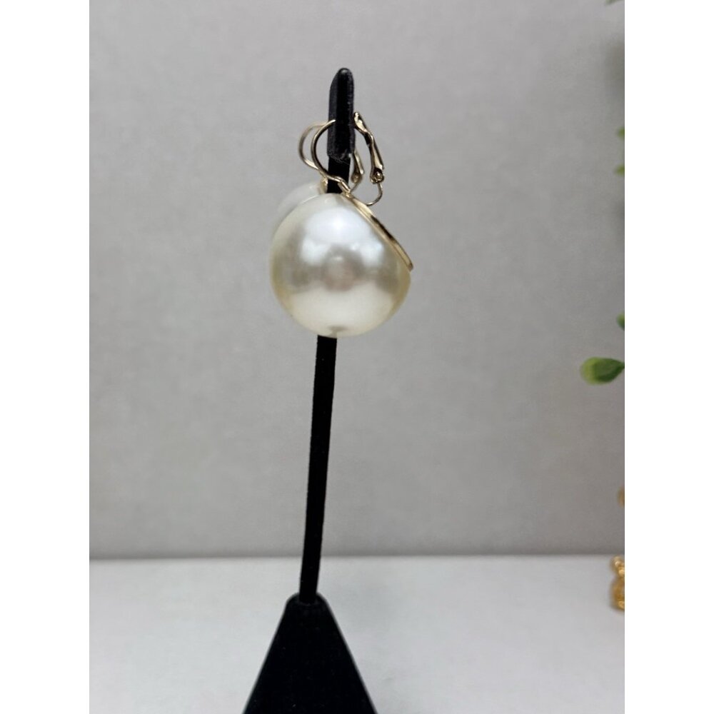 Zara Chunky Pearl Earrings Gold Tone Leverback NWOT Statement - Picture 2 of 6